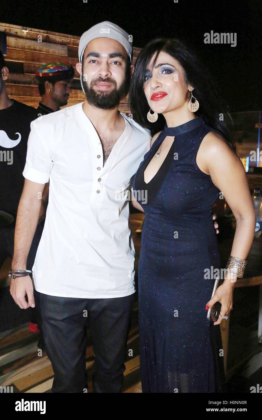 Bollywood Persönlichkeiten, Playback-Sängerin Shibani Kashyap (R) mit Schauspieler Manjot Singh im betrunken-Haus in Neu-Delhi Stockfoto