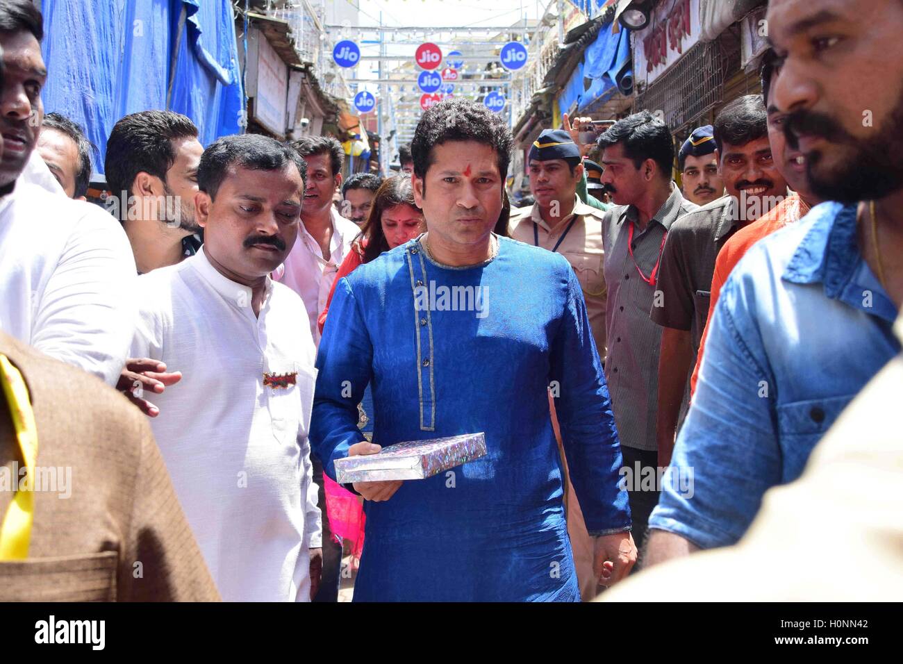 Ehemaliger Cricketspieler Sachin Tendulkar Familie besucht Lalbaugcha Raja bieten Gebet anlässlich des Ganesh Festival in Mumbai Stockfoto