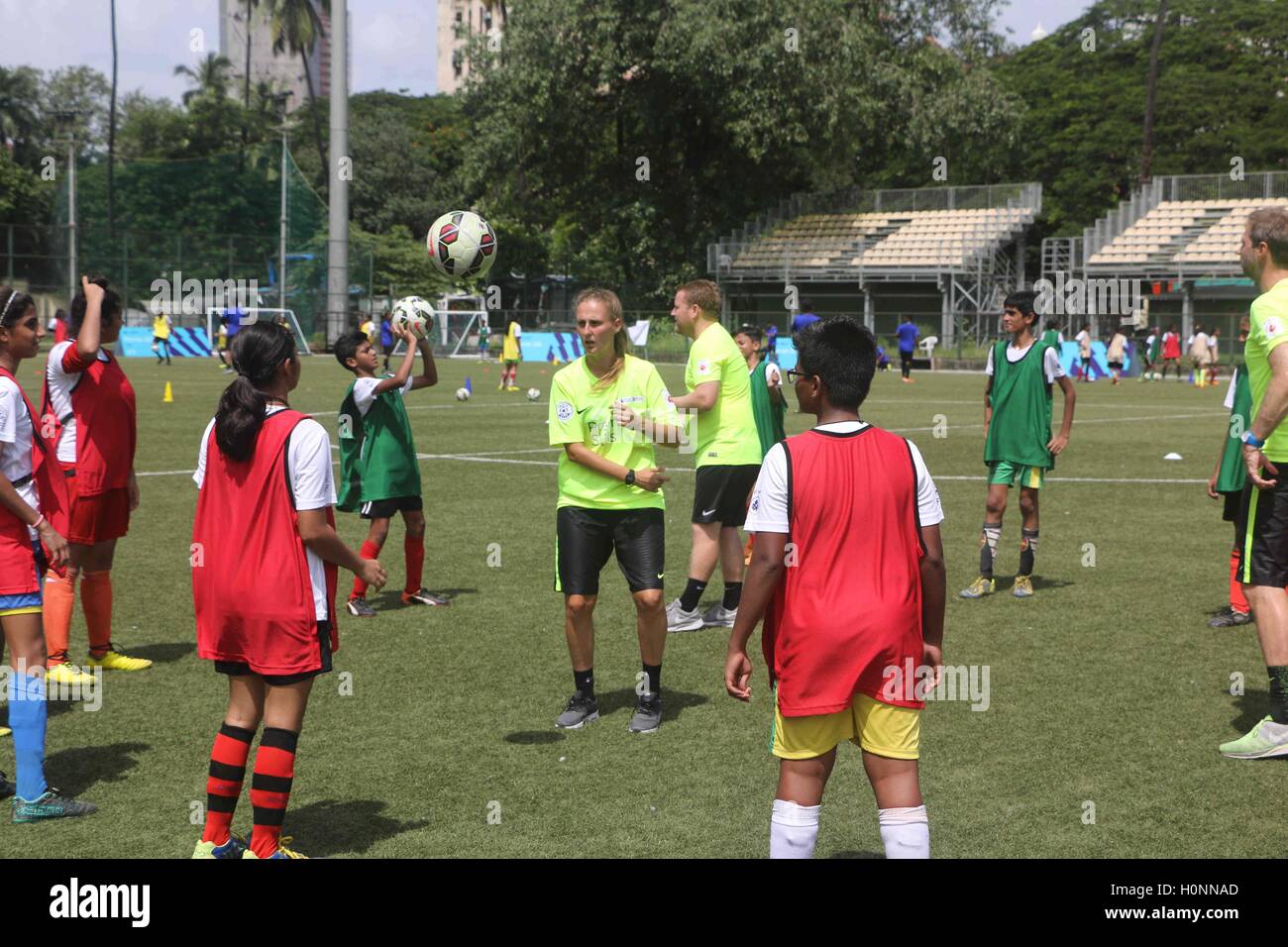 Trainer vermitteln Fähigkeiten indischen Jugendlichen Abschlussfeier der "Premier Skills - Phase 1", in Mumbai, Indien am September Stockfoto