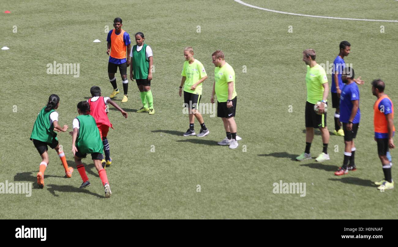 Trainer vermitteln Fähigkeiten zu indischen Jugendlichen und Trainern, während der Abschlussfeier der "Premier Skills - Phase 1", in Mumbai Stockfoto