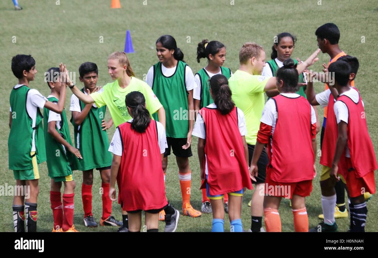 Trainer vermitteln Fähigkeiten indischen Jugendlichen während der Abschlussfeier der "Premier Skills - Phase 1", in Mumbai, Indien Stockfoto