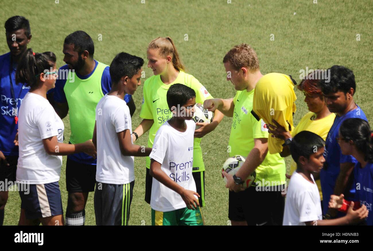 Trainer vermitteln Fähigkeiten indischen Jugendlichen während der Abschlussfeier der "Premier Skills - Phase 1", in Mumbai, Indien Stockfoto