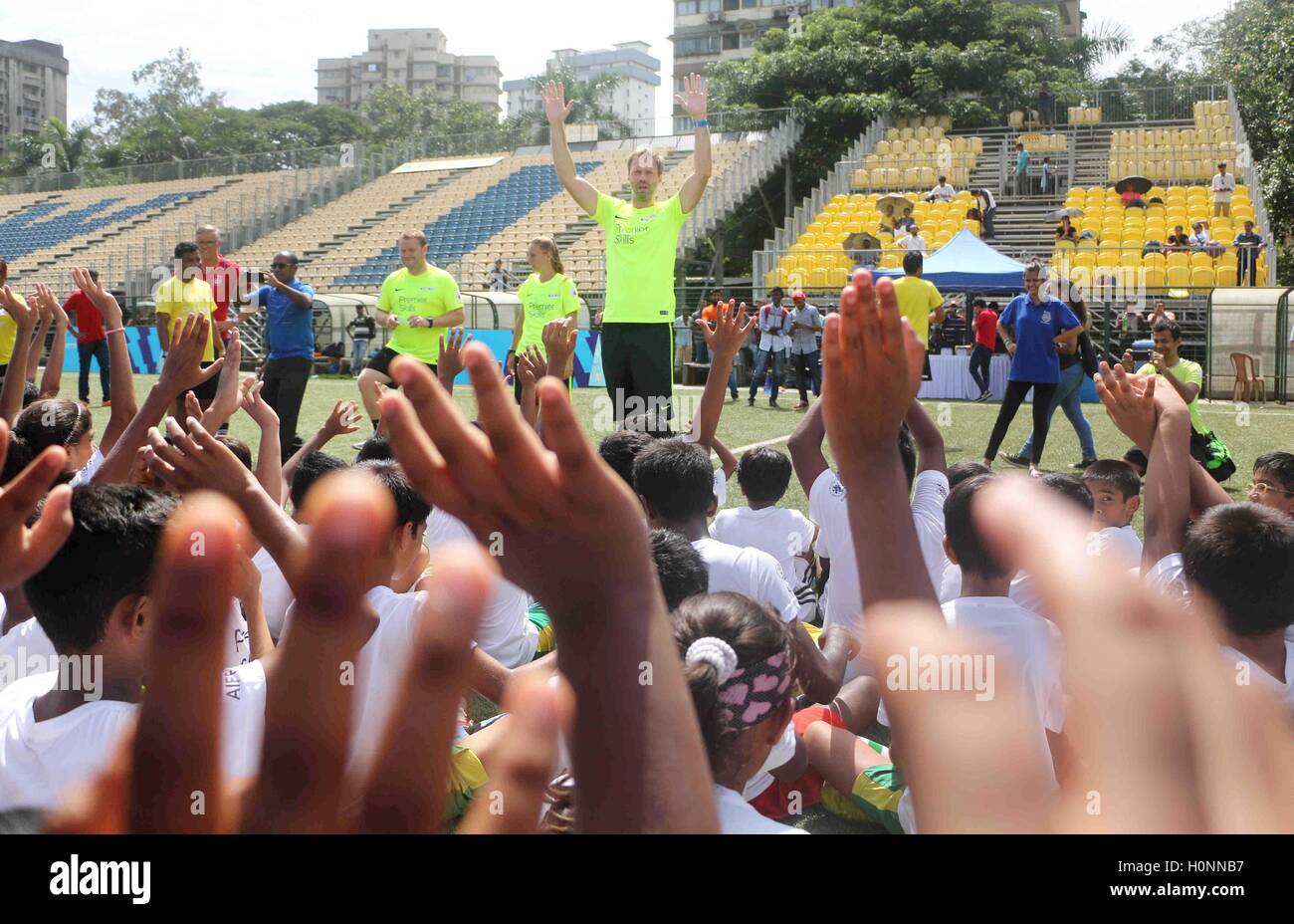 Jeremy Weeks Head Coach Premier Skills vermitteln Fähigkeiten Indische Jugendliche Trainer Abschlusszeremonie Premier Skills Phase 1 Mumbai Indien Stockfoto