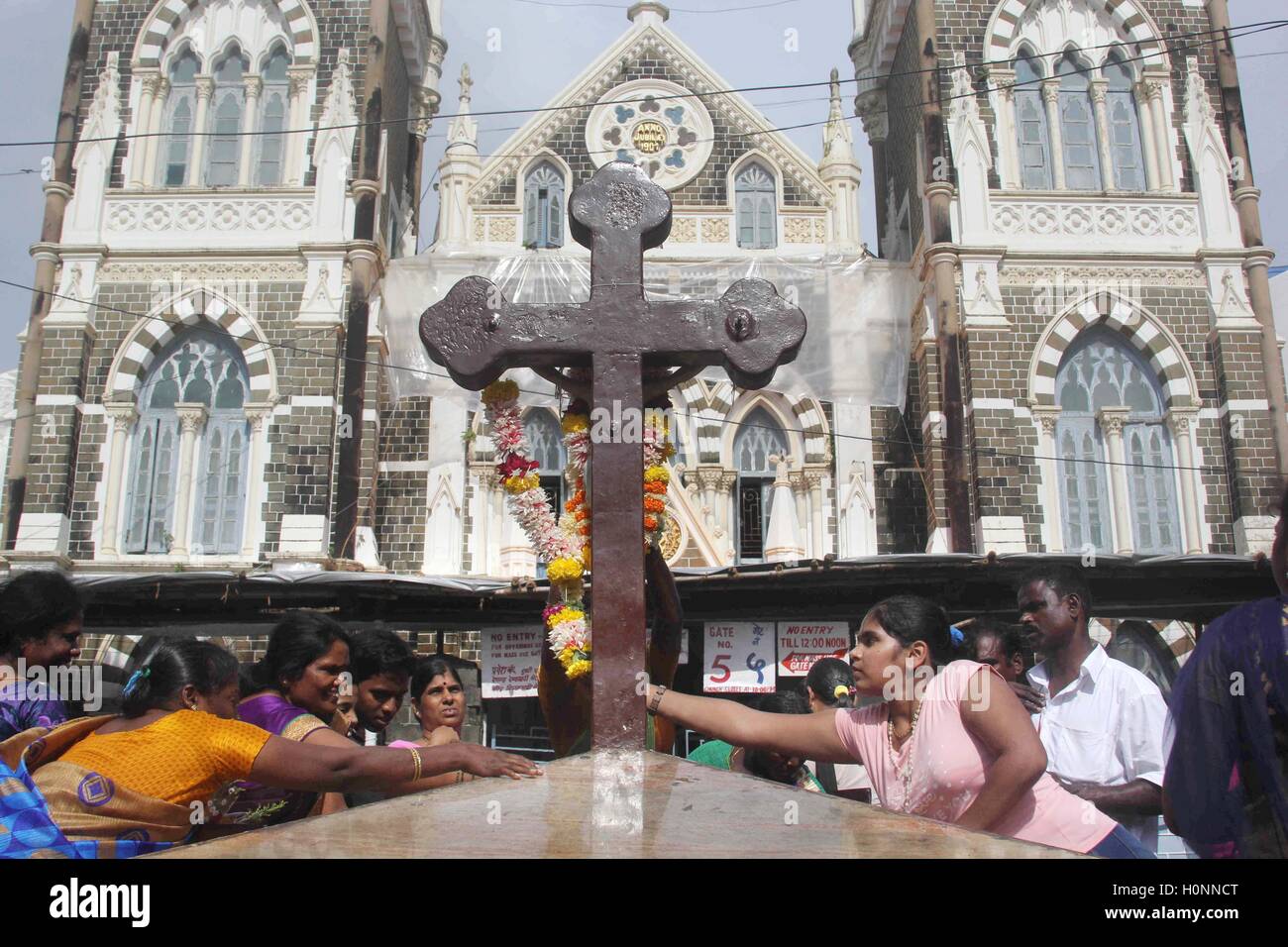 Pilger, Anhänger und Gläubigen bieten Gebet am Mount Mary Basilika, während Mount Mary Festival in Mumbai Stockfoto