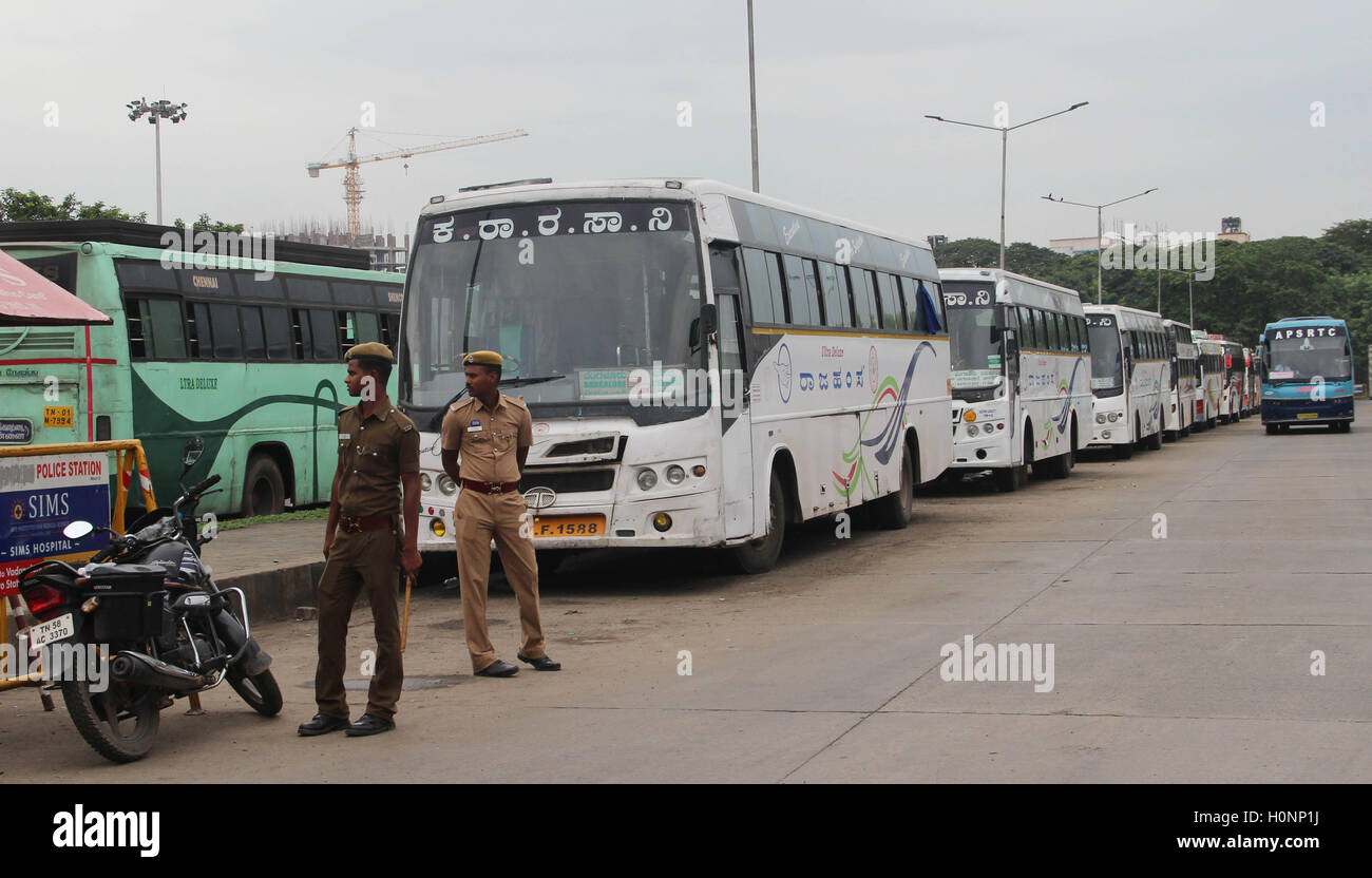 Polizisten schützen zu Karnataka Busse Chennai, Tamil Nadu, Indien am 12. September 2016, Stockfoto