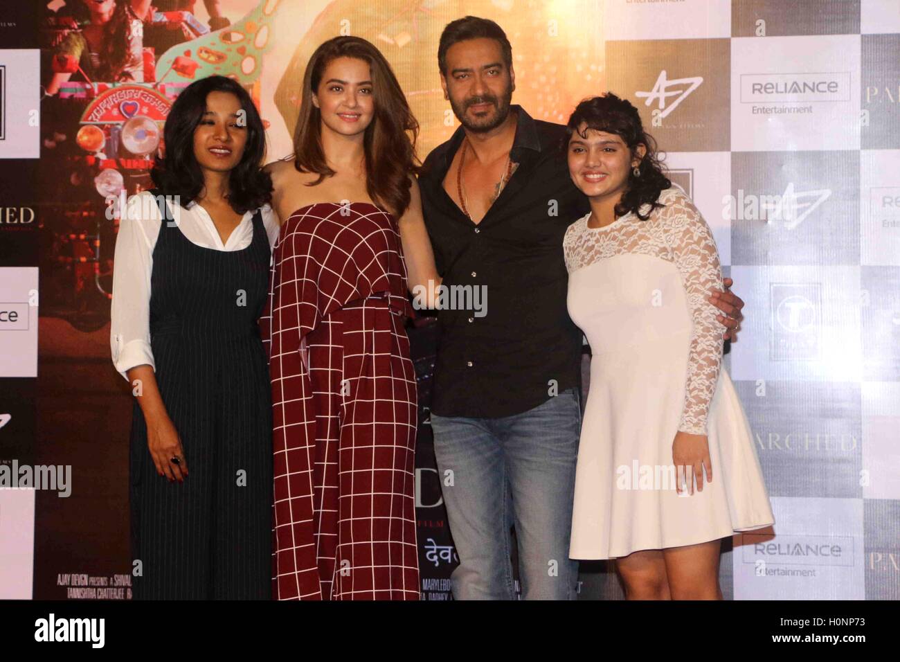 Bollywood-Schauspieler Tannishtha Chatterjee, Surveen Chawla, Ajay Devgan und Lehar Khan Pressekonferenz der film ausgetrocknet Mumbai Stockfoto