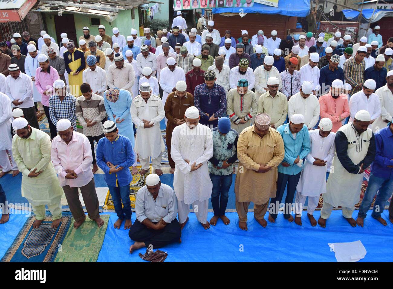 Muslime bieten Gebet, wie sie Eid al-Adha oder Opferfest, an der Bilal-Moschee in Mumbai, Indien feiern Stockfoto