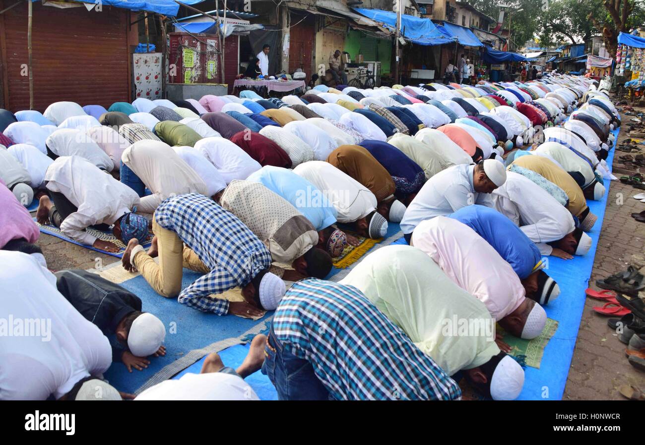 Muslime bieten Gebet, wie sie Eid al-Adha oder Opferfest, an der Bilal-Moschee in Mumbai, Indien feiern Stockfoto