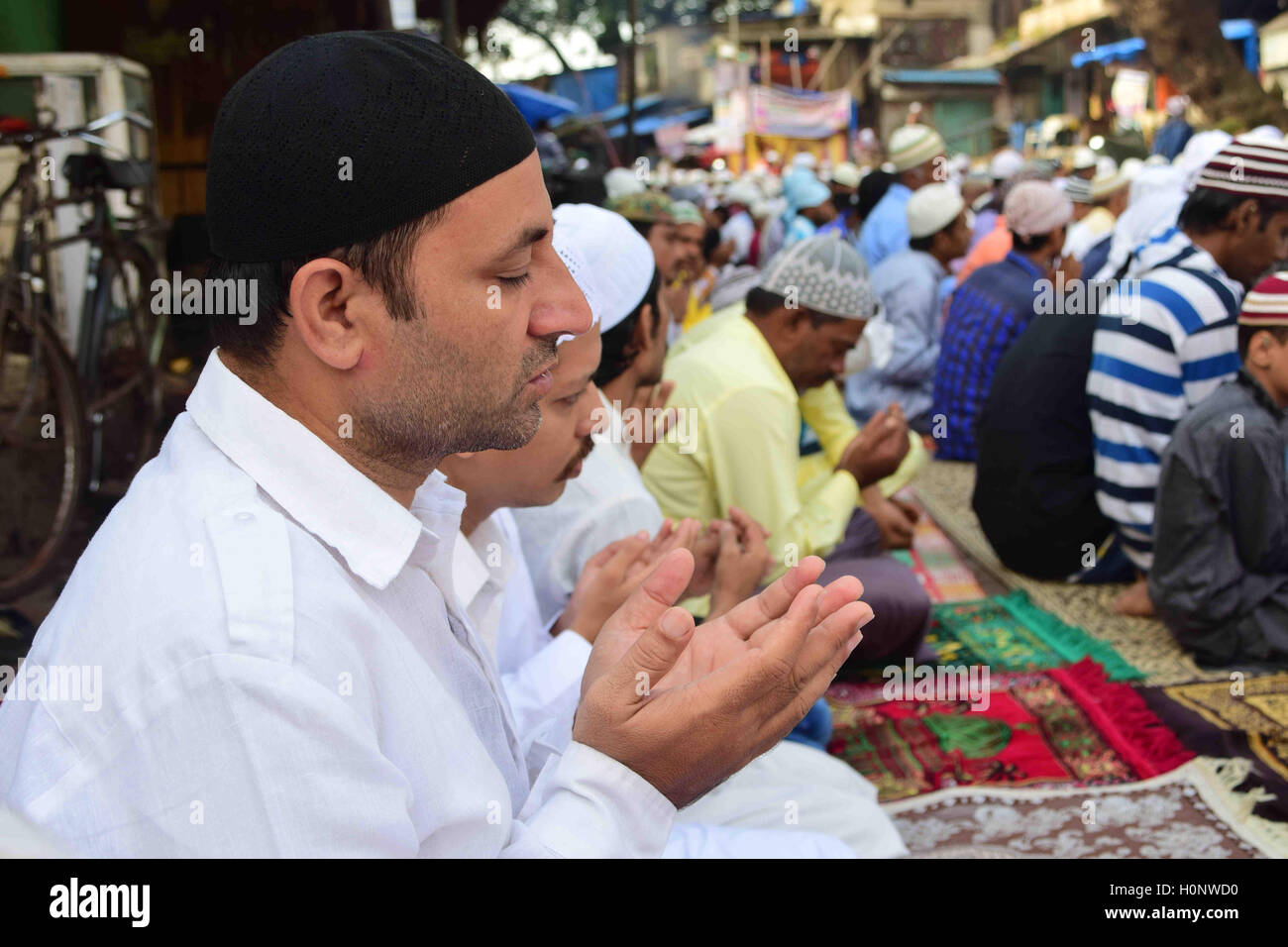 Muslime bieten Gebet, wie sie Eid al-Adha oder Opferfest, an der Bilal-Moschee in Mumbai, Indien feiern Stockfoto