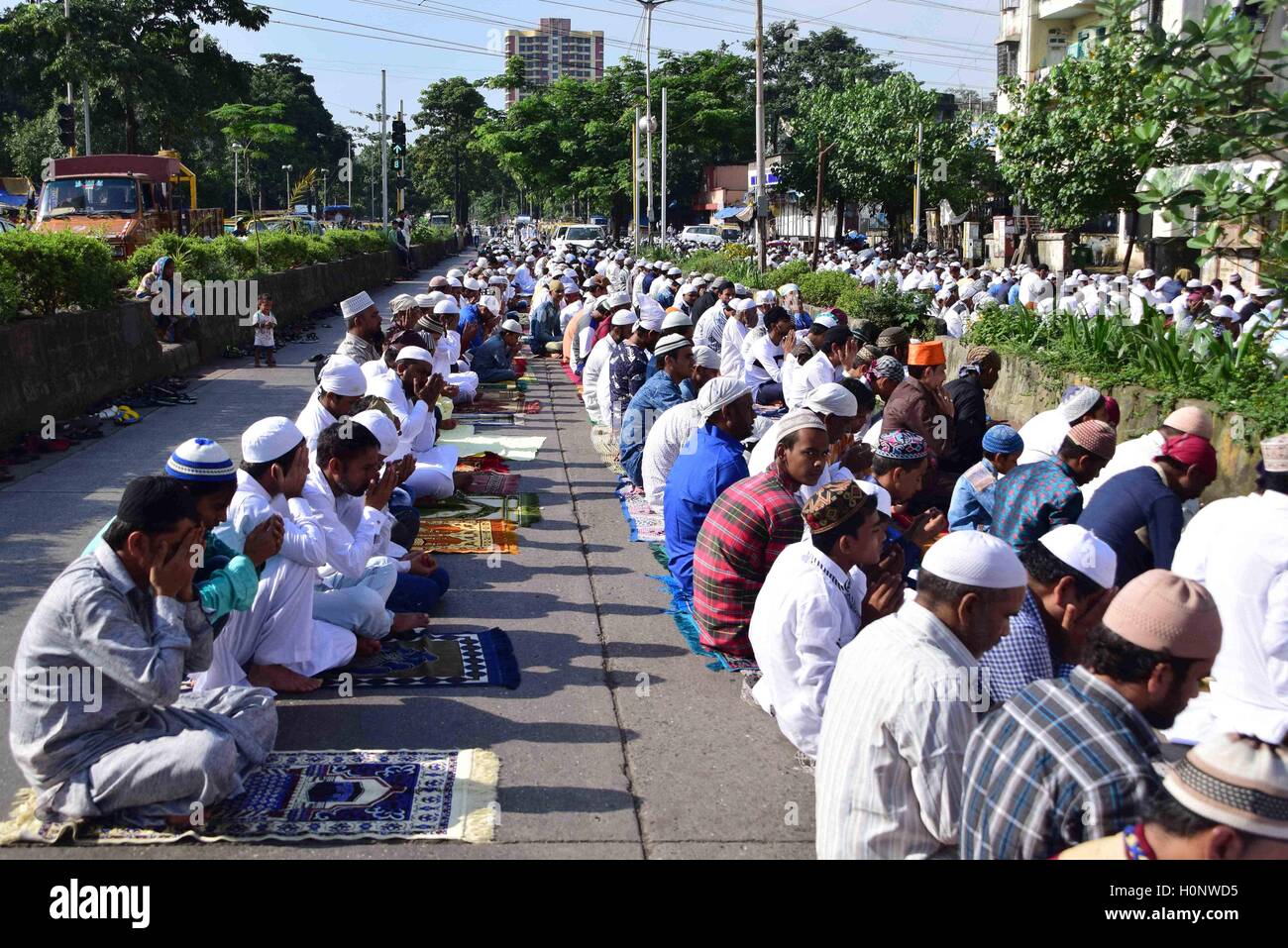 Muslime bieten Gebet, wie sie Eid al-Adha oder Opferfest, an der Bilal-Moschee in Mumbai feiern Stockfoto