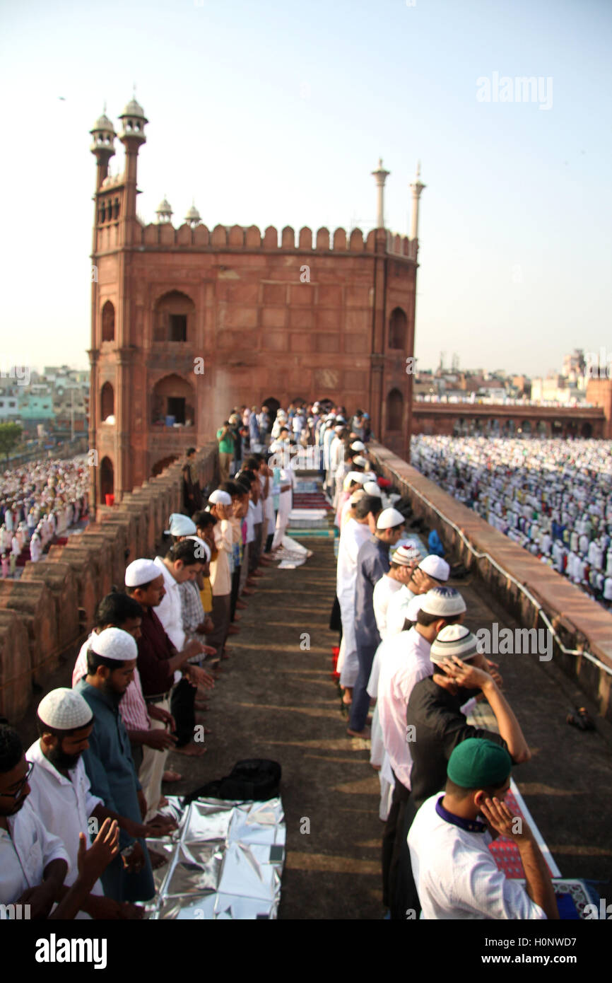 Indischen muslimischen Gläubigen bieten Eid al-Adha Gebete in der Jama Masjid in Neu-Delhi, Indien am 13. September 2016 Stockfoto