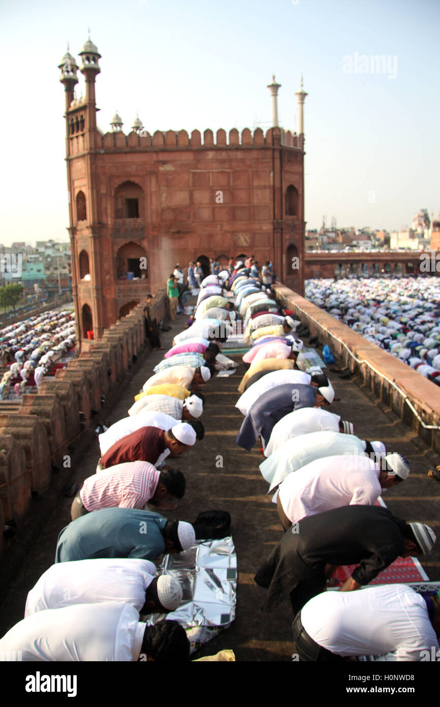 Indischen muslimischen Gläubigen bieten Eid al-Adha Gebete in der Jama Masjid in Neu-Delhi, Indien am 13. September 2016 Stockfoto