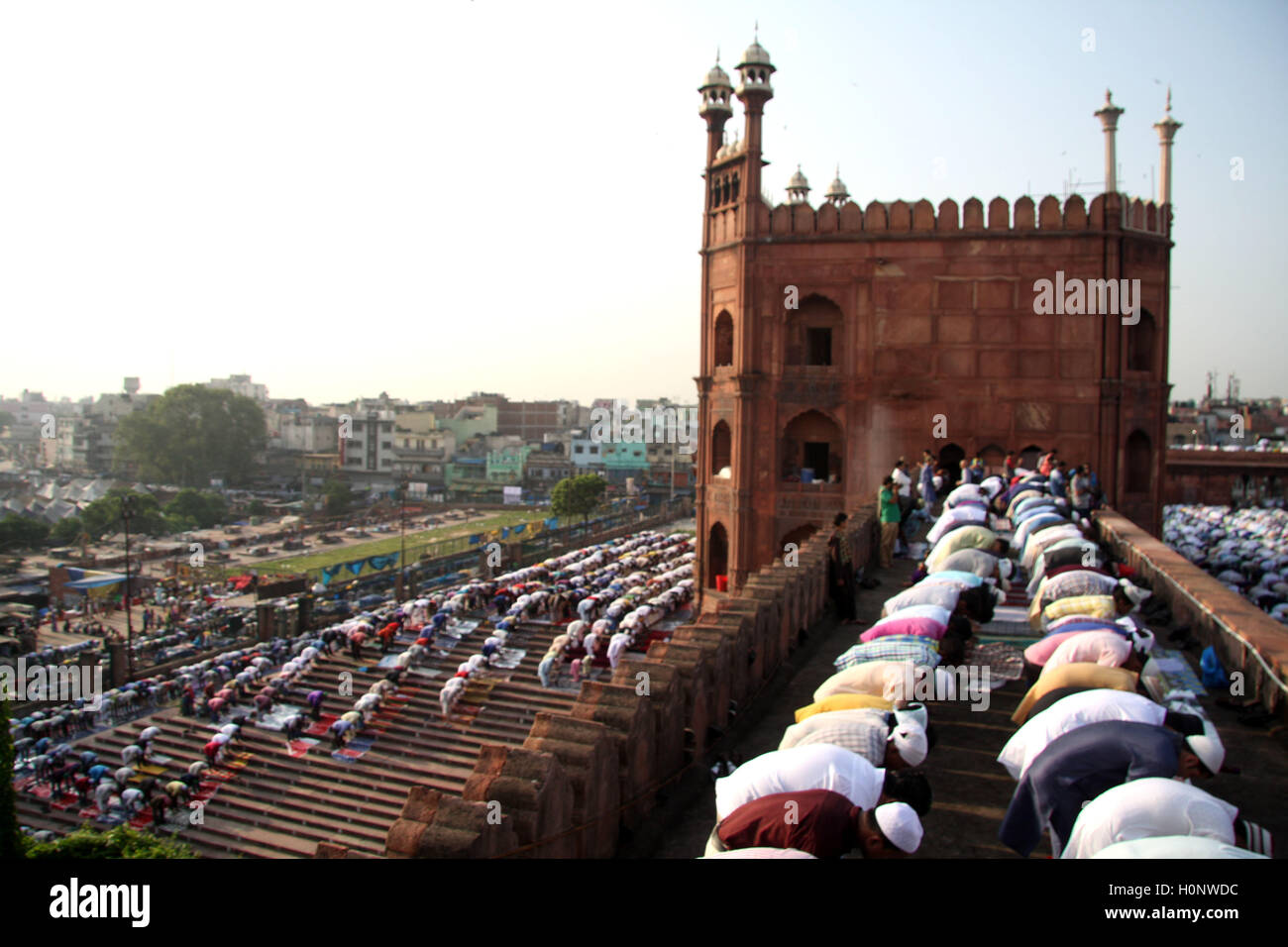 Indischen muslimischen Gläubigen bieten Eid al-Adha Gebete in der Jama Masjid in Neu-Delhi, Indien am 13. September 2016 Stockfoto