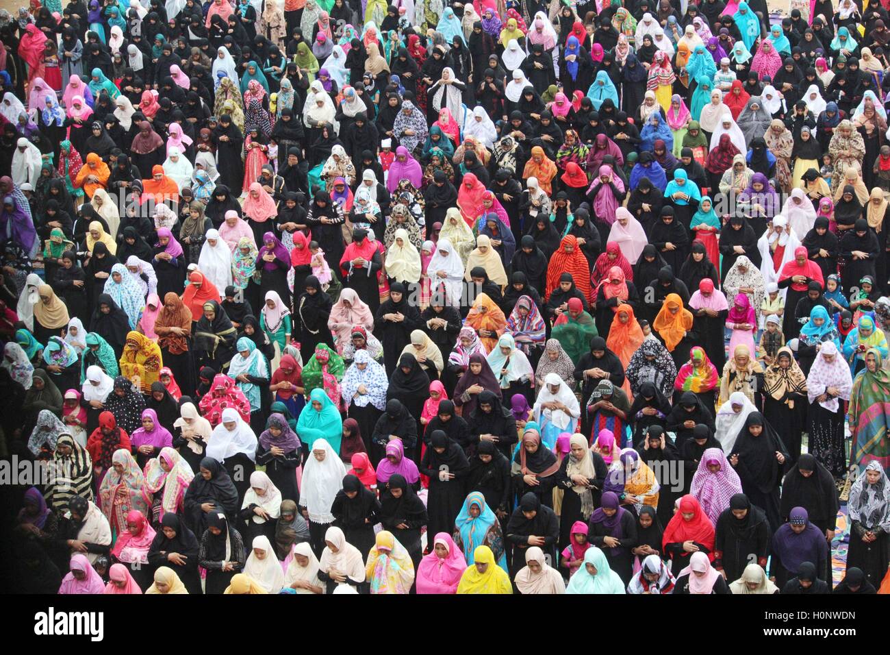 Muslimische Frauen bieten Gebet, wie sie Eid al-Adha oder Opferfest, auf dem Gelände der Don-Bosco-Schule in Chennai feiern Stockfoto