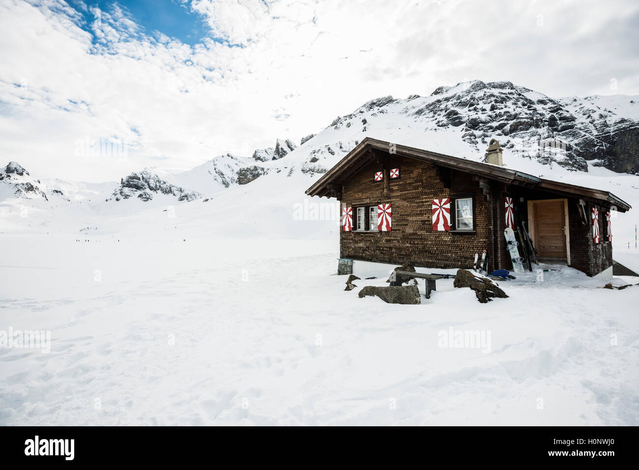 Traditionelle Chalet aus Holz und verschneite Winterlandschaft, Melchsee-Frutt, Kanton Obwalden, Schweiz Stockfoto