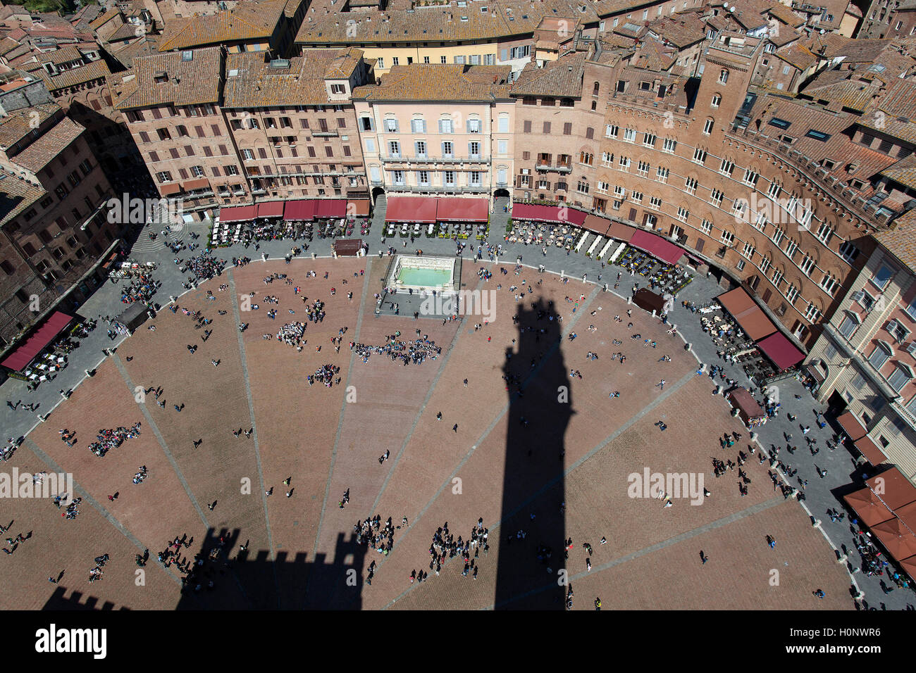 Piazza del Campo, Schatten durch Torre del Mangia und Palazzo Pubblico, Siena, Provinz Siena, Toskana, Italien cast Stockfoto