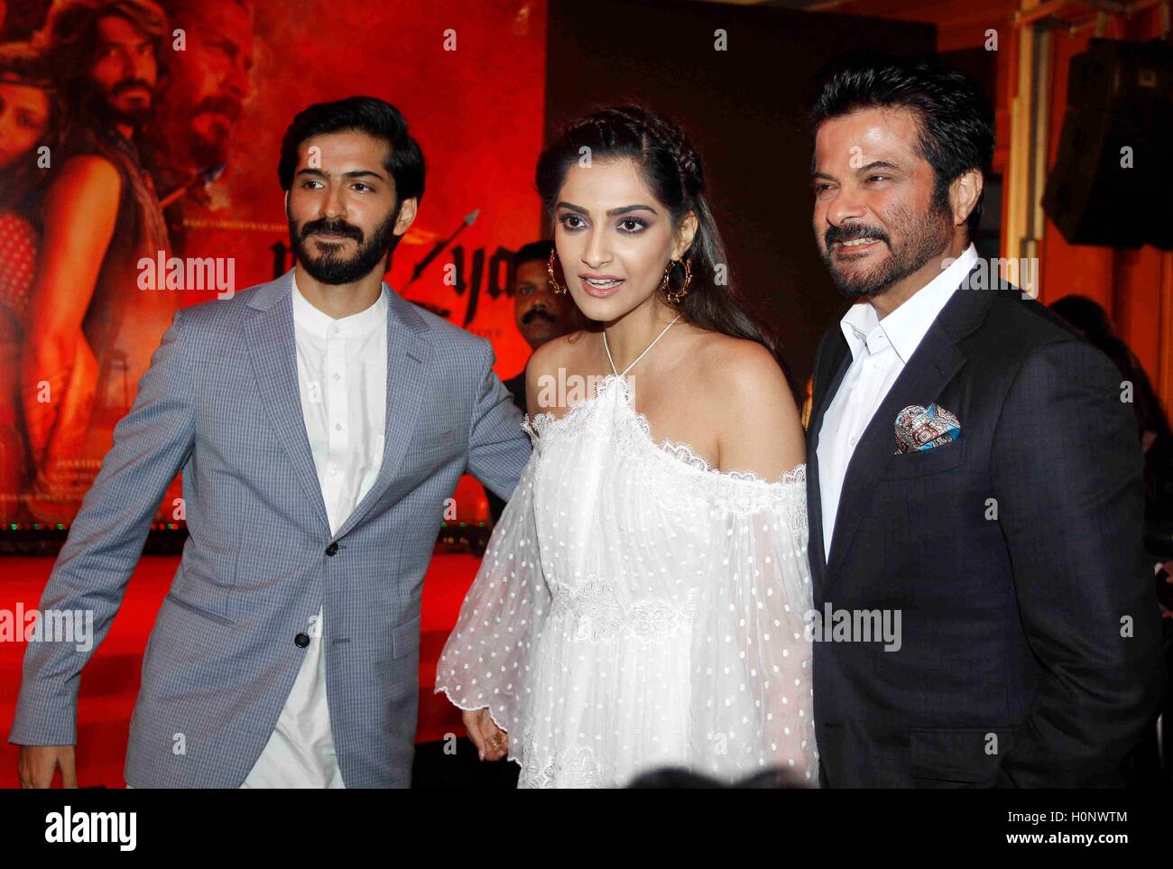 Bollywood Schauspieler Harshvardhan Kapoor Schwester Und Schauspieler Sonam Kapoor Vater Schauspieler Anil Kapoor Musik Starten Film Mirzya Mumbai Stockfotografie Alamy