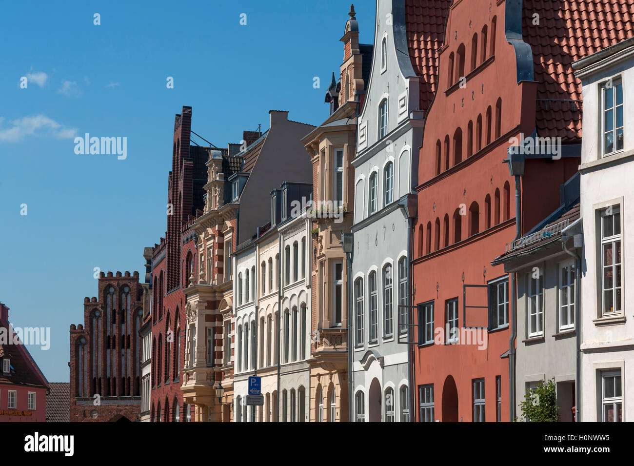 Fassaden aus verschiedenen Epochen, Wismar, Mecklenburg-Vorpommern, Deutschland Stockfoto