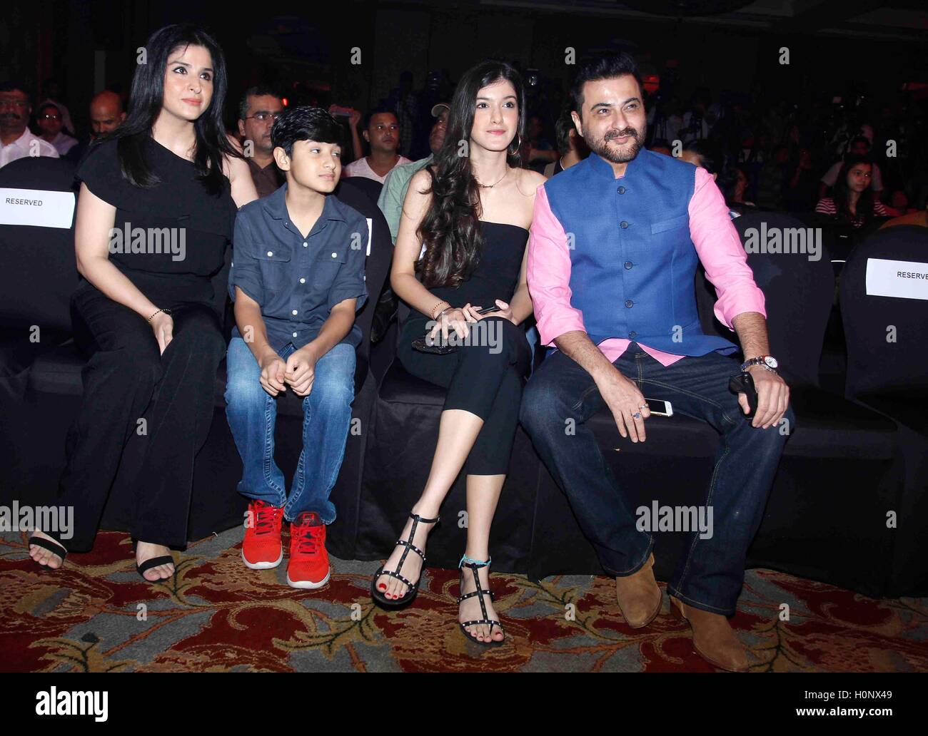 Bollywood Schauspieler Sanjay Kapoor Maheep Sandhu Sohn Jahaan Kapoor Und Tochter Shanaya Kapoor Start Des Films Mirzya Mumbai Stockfotografie Alamy bollywood schauspieler sanjay kapoor