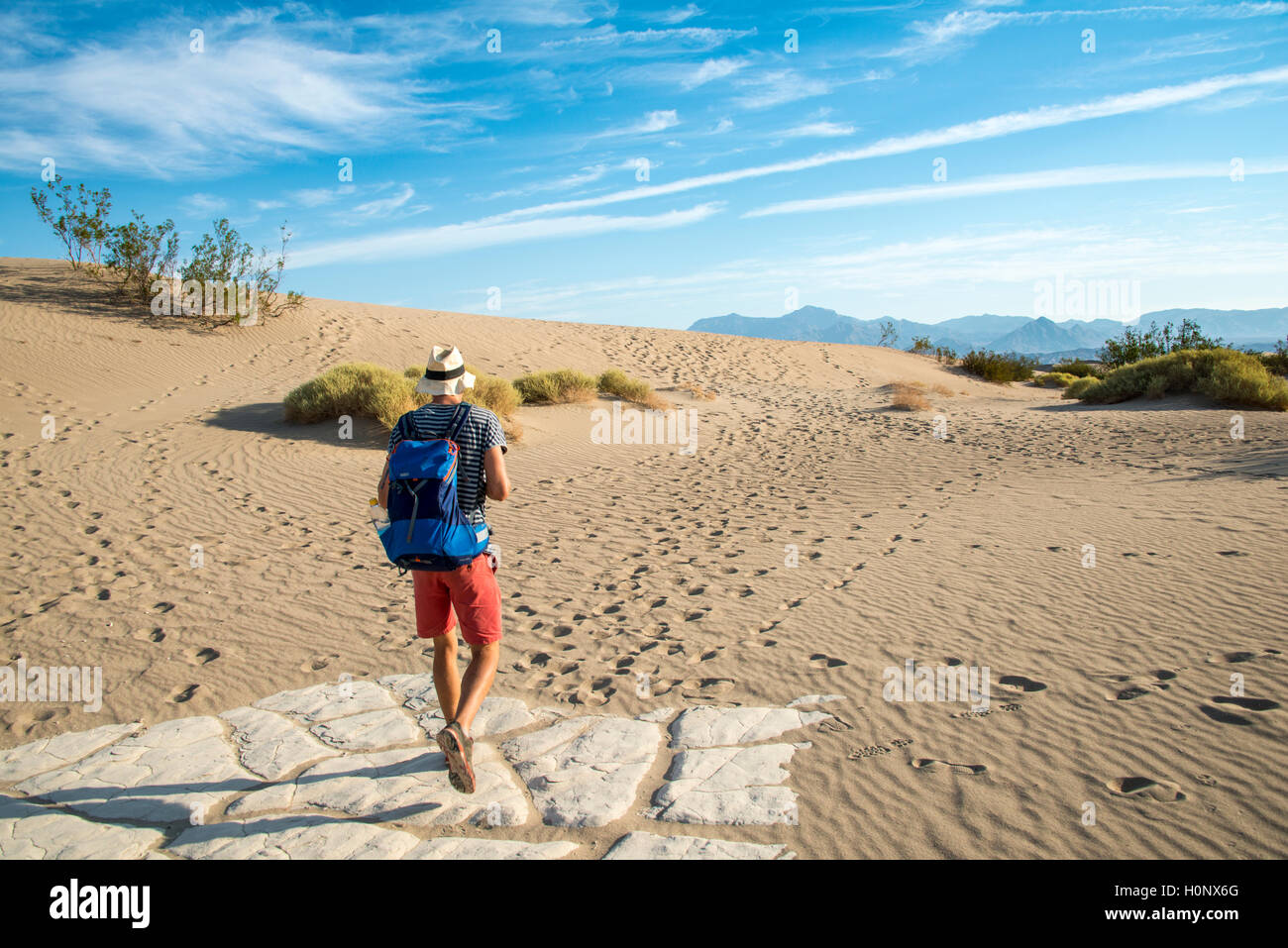 Junge Menschen wandern auf Dünen, touristische, Mesquite flachen Sand Dünen, Death Valley, Death Valley National Park, Kalifornien, USA Stockfoto