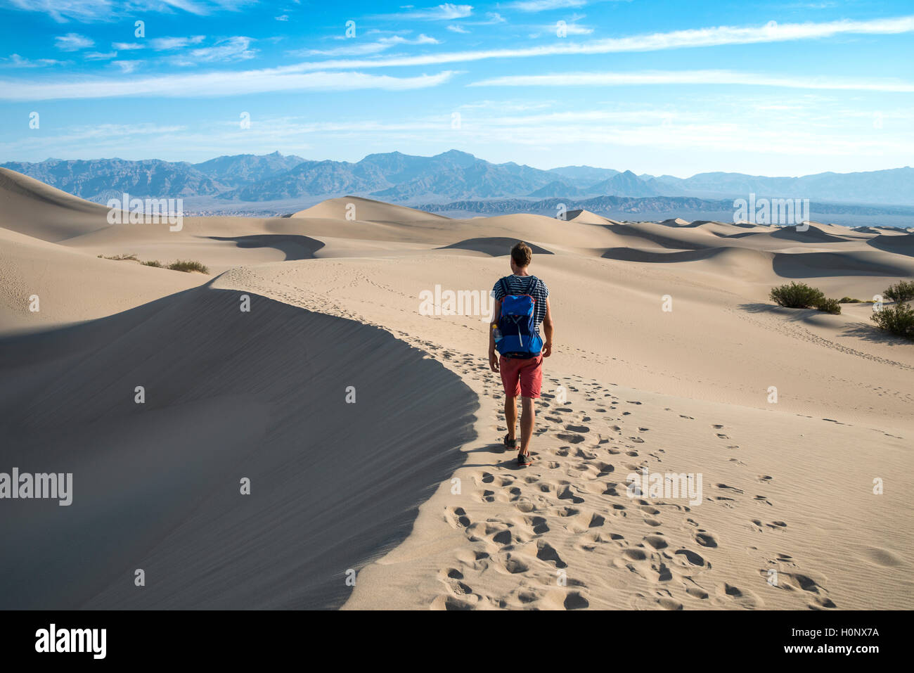 Junge Menschen wandern auf Dünen, touristische, Mesquite flachen Sand Dünen, ausläufern von Amargosa Range hinter, Death Valley Stockfoto