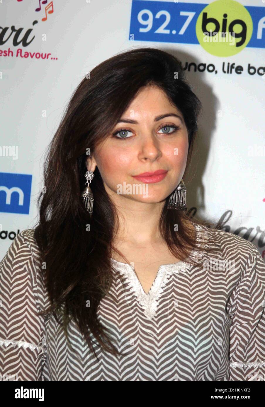 Bollywood-Sängerin Kanika Kapoor während der Einführung des Musikspiels Antakshri auf 92.7 GROSSEN FM in Mumbai Indien Asien Stockfoto