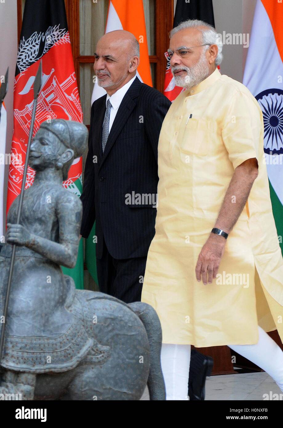 Prime Minister Narendra Modi grüßt Afghanistans Präsident Mohammad Ashraf Ghani in Hyderabad Haus in Neu-Delhi, Indien Stockfoto