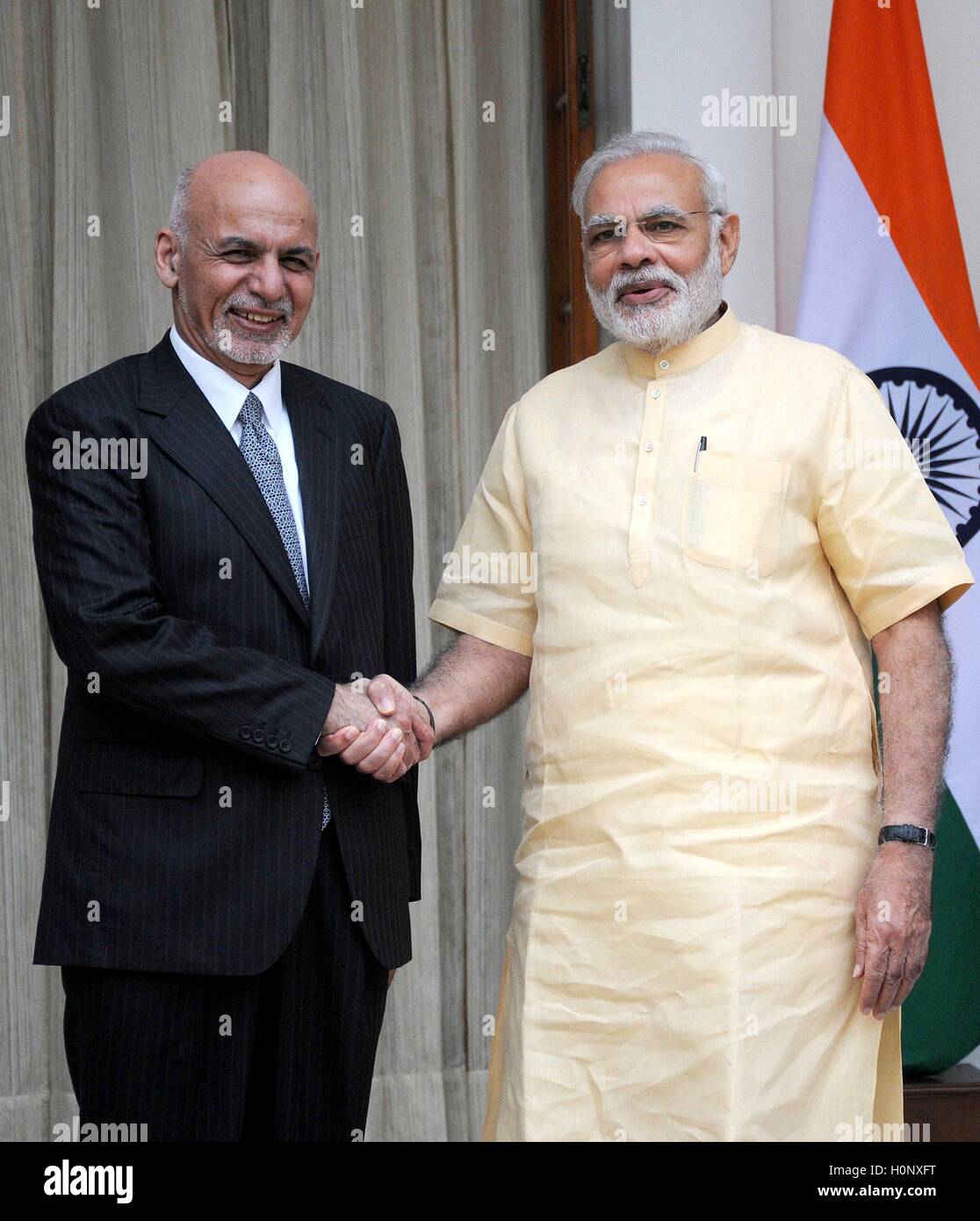 Ministerpräsident Narendra Modi grüßt Afghanistan Präsident Mohammad Aschraf Ghani bei Hyderabad House in Neu Delhi Indien - SMS-352778 Stockfoto