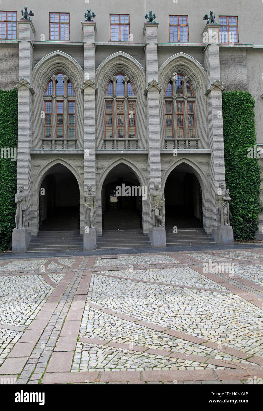 Vier Kardinaltugenden Statuen außerhalb Gesetzes vor Gericht, Gebäude, Stadt Bergen, Norwegen Stockfoto