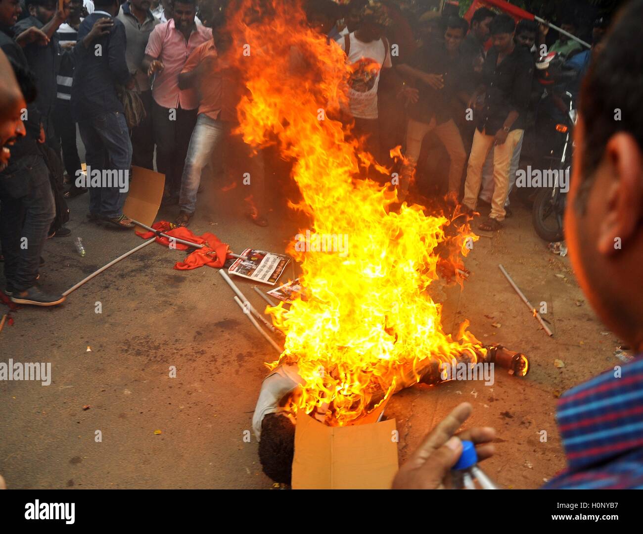 Naam Tamilar Partei Aktivist Vignesh stellte sich Flammen Anti-Karnataka Protest Konto des Cauvery Wasserfrage Chennai Stockfoto