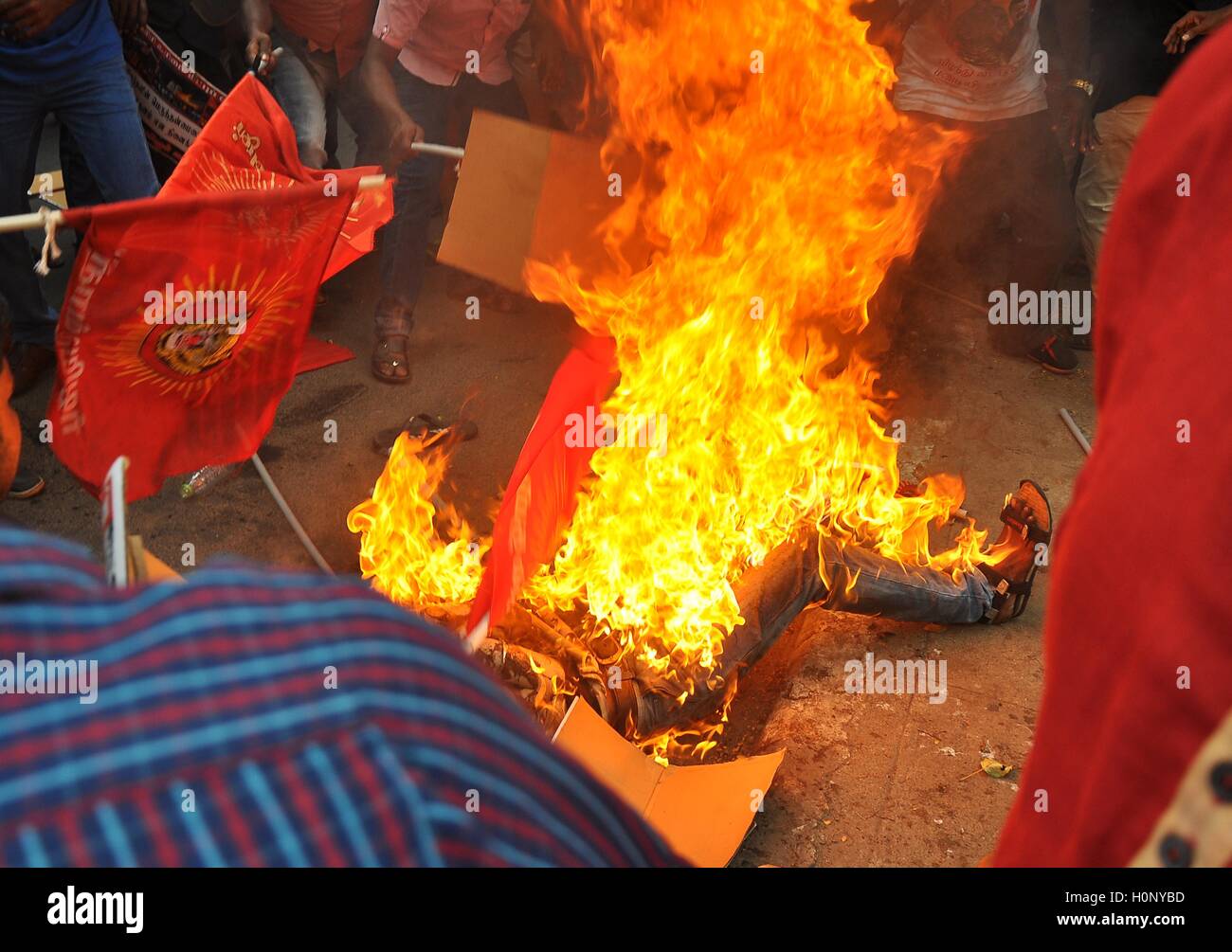 Naam Tamilar Partei Aktivist Vignesh stellte sich Flammen Anti-Karnataka Protest Konto des Cauvery Wasserfrage in Chennai Stockfoto