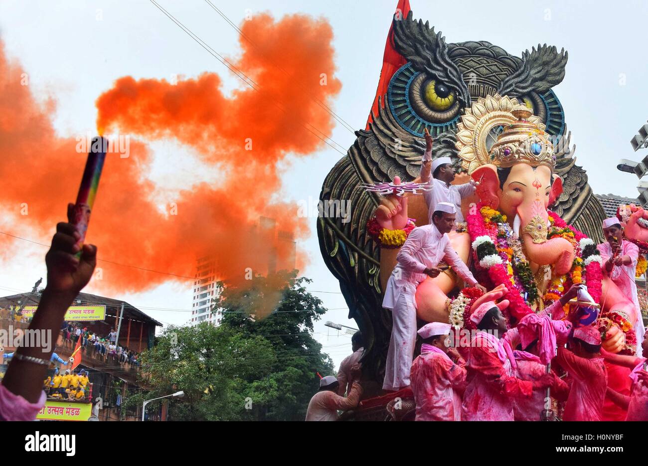 Eine gigantische Idol der elefantenköpfige Hindugott Ganesha, geführt auf das Arabische Meer eintauchen in Mumbai Stockfoto