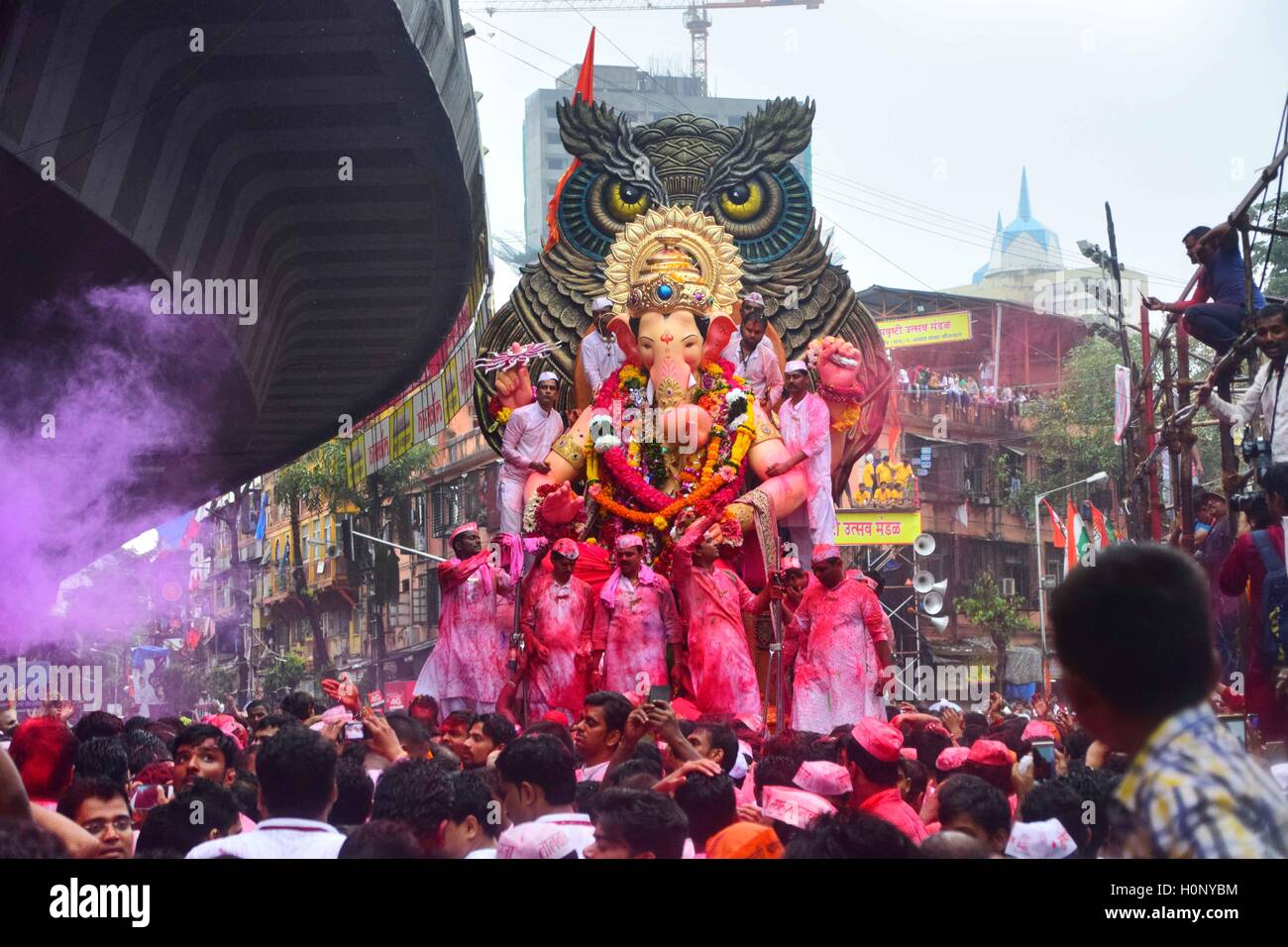 Eine gigantische Idol der elefantenköpfige Hindugott Ganesha, geführt auf das Arabische Meer eintauchen in Mumbai Stockfoto