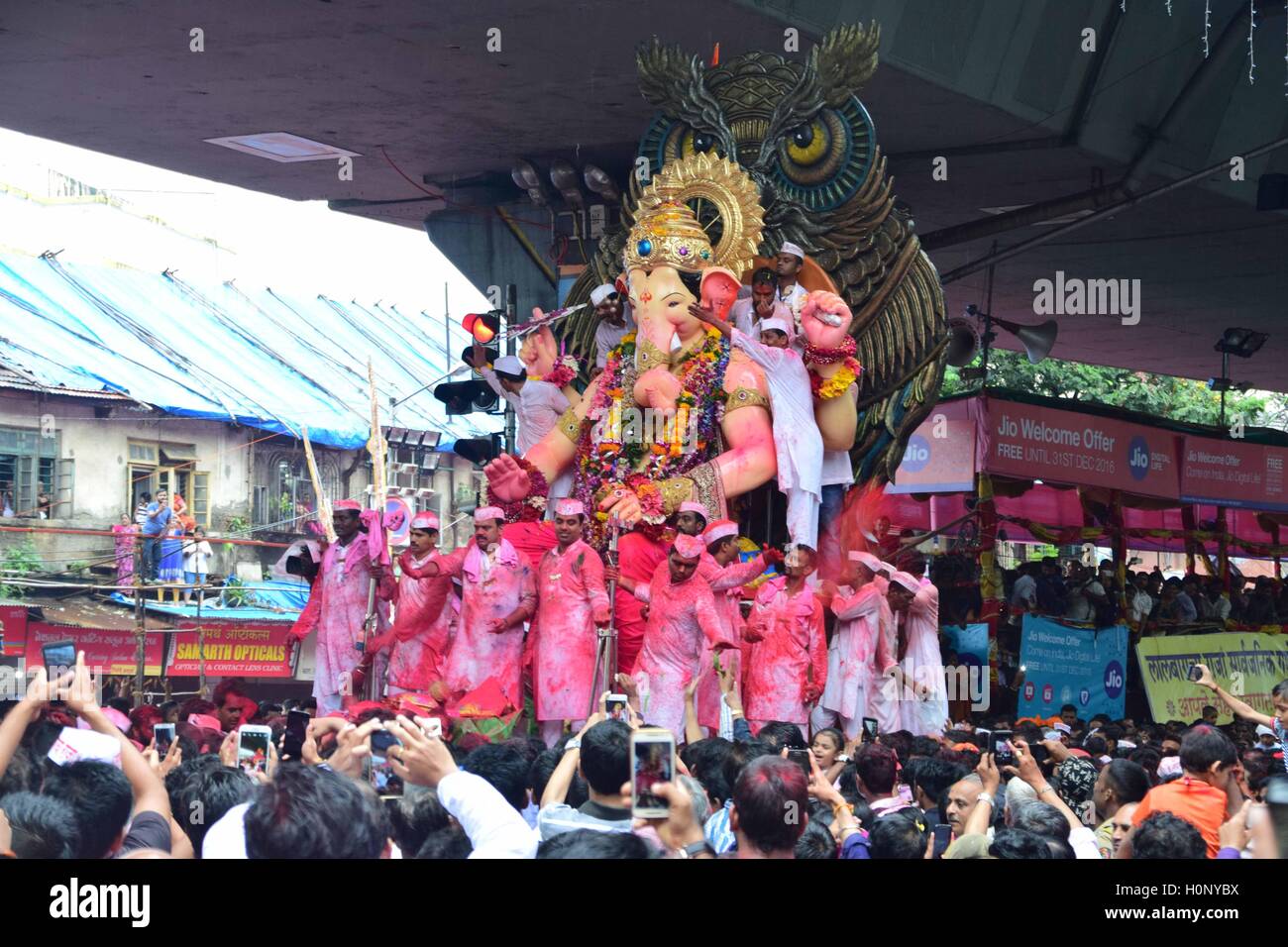 Eine gigantische Idol der elefantenköpfige Hindugott Ganesha, geführt auf das Arabische Meer eintauchen in Mumbai Stockfoto