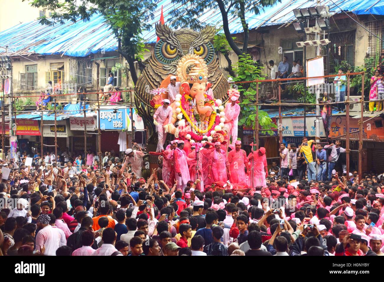 Eine gigantische Idol der elefantenköpfige Hindugott Ganesha, geführt auf das Arabische Meer eintauchen in Mumbai Stockfoto