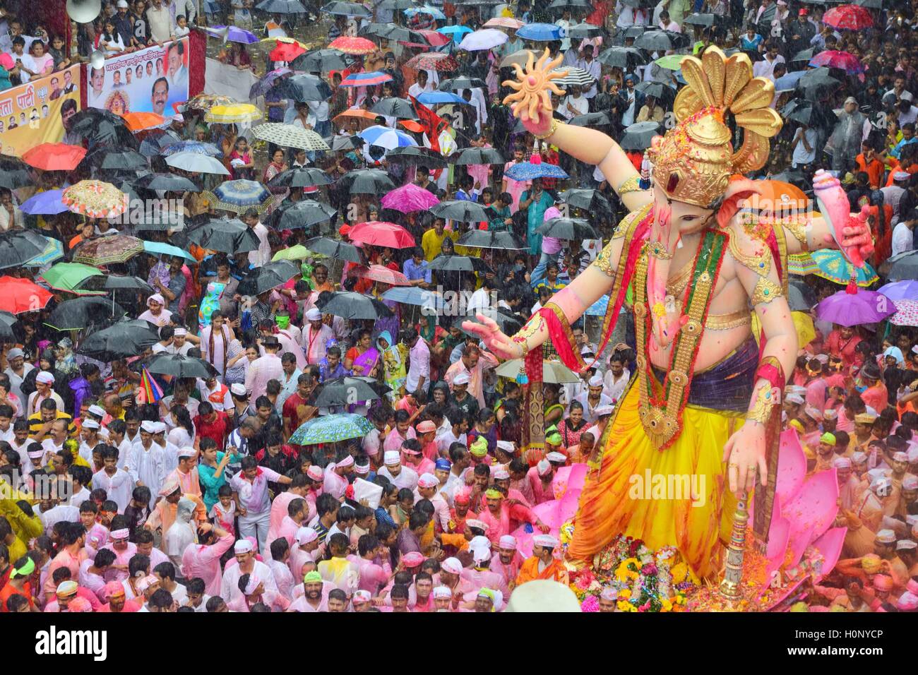 Eine gigantische Idol der elefantenköpfige Hindugott Ganesha, geführt auf das Arabische Meer eintauchen in Mumbai, Indien Stockfoto