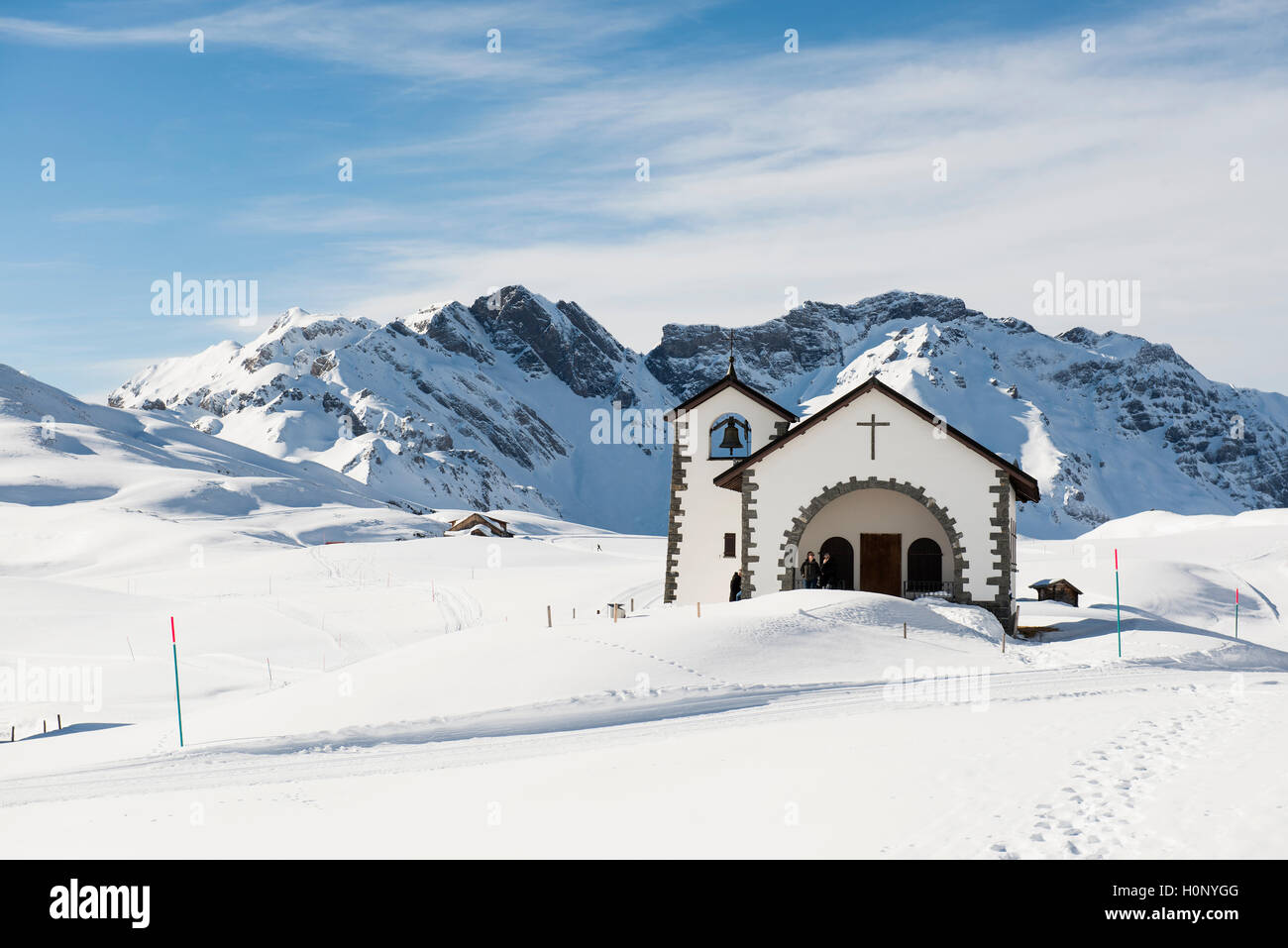 Kapelle in eine verschneite Winterlandschaft, Melchsee-Frutt, Kanton Obwalden, Schweiz Stockfoto