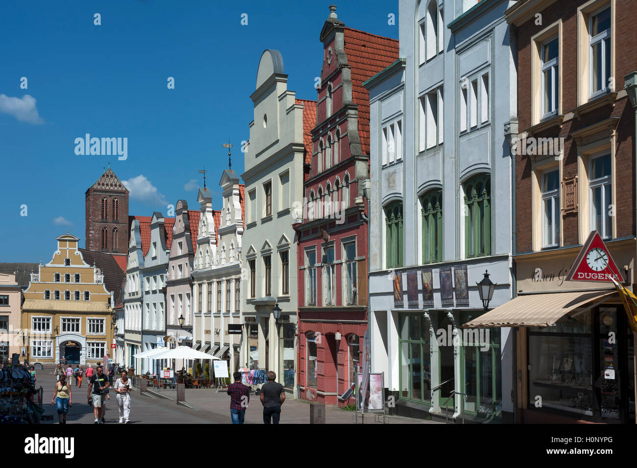 Restaurierten, bunten Fassaden der Häuser in der Fußgängerzone, hinter St. Nikolai, Wismar, Mecklenburg-Vorpommern, Deutschland Stockfoto