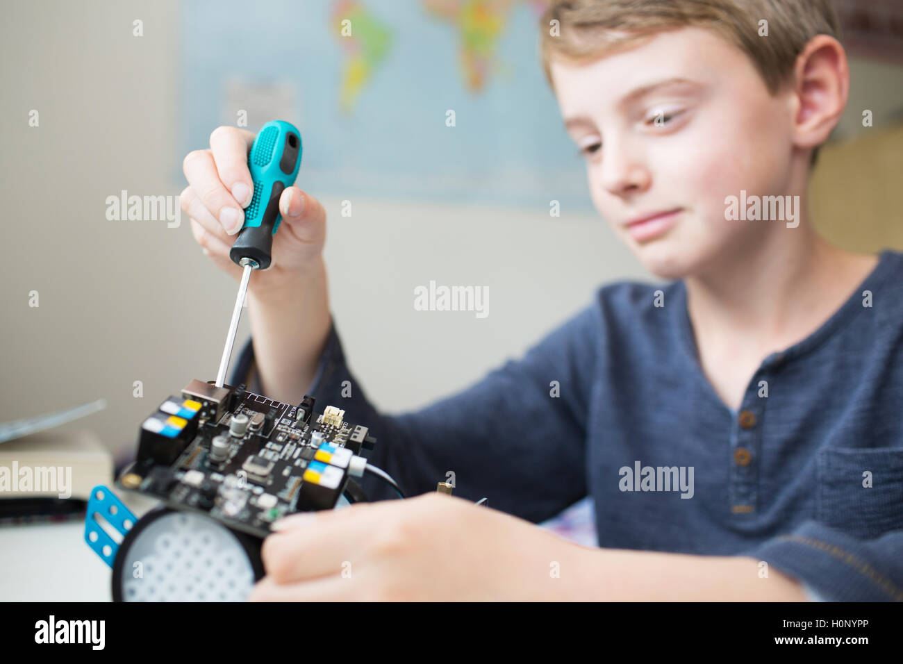 Junge Montage Roboter Kit im Schlafzimmer Stockfoto