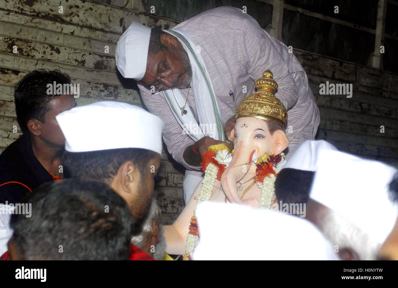 Bollywood-Schauspieler Nana Patekar teilnehmen Prozession Eintauchen des Lord Ganesh am Finaltag des Ganesh Festivals Mumbai Stockfoto