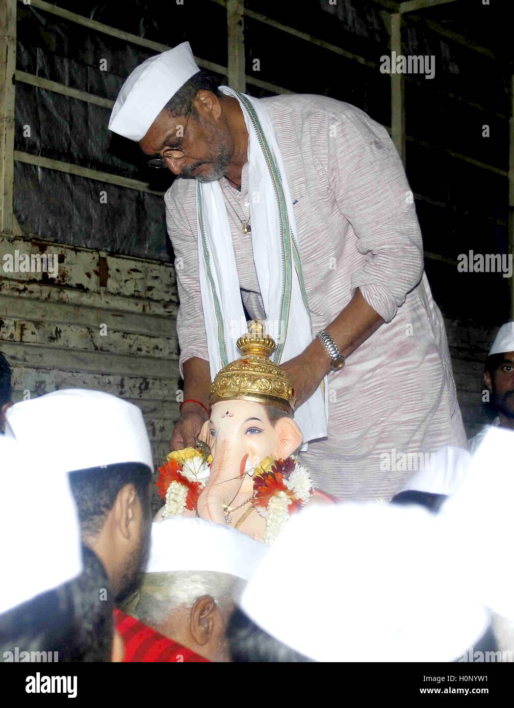 Bollywood-Schauspieler Nana Patekar teilnehmen Prozession Eintauchen des Lord Ganesh am Finaltag des Ganesh Festivals Mumbai Stockfoto