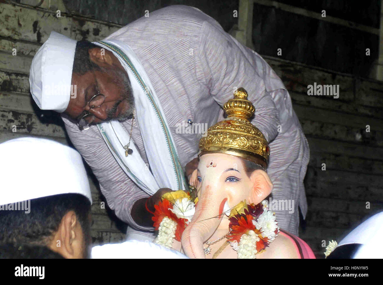 Bollywood-Schauspieler Nana Patekar teilnehmen Prozession Eintauchen des Lord Ganesh am Finaltag des Ganesh Festivals Mumbai Stockfoto