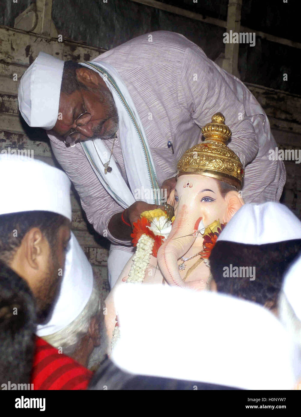 Bollywood-Schauspieler Nana Patekar teilnehmen Prozession Eintauchen des Lord Ganesh am Finaltag des Ganesh Festivals Mumbai Stockfoto