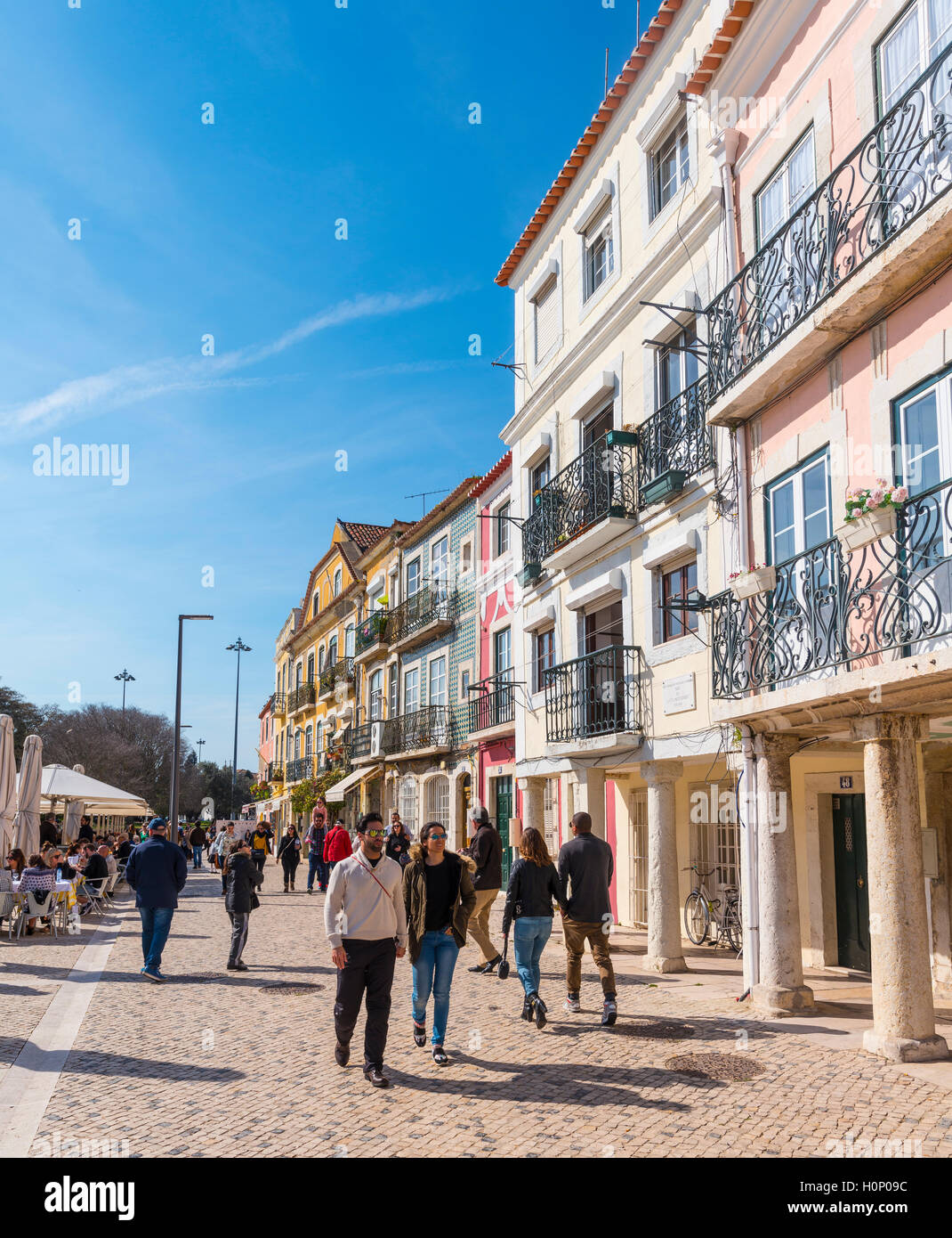 Fußgängerzone, bunte Häuser, Belém, Lissabon, Portugal Stockfoto