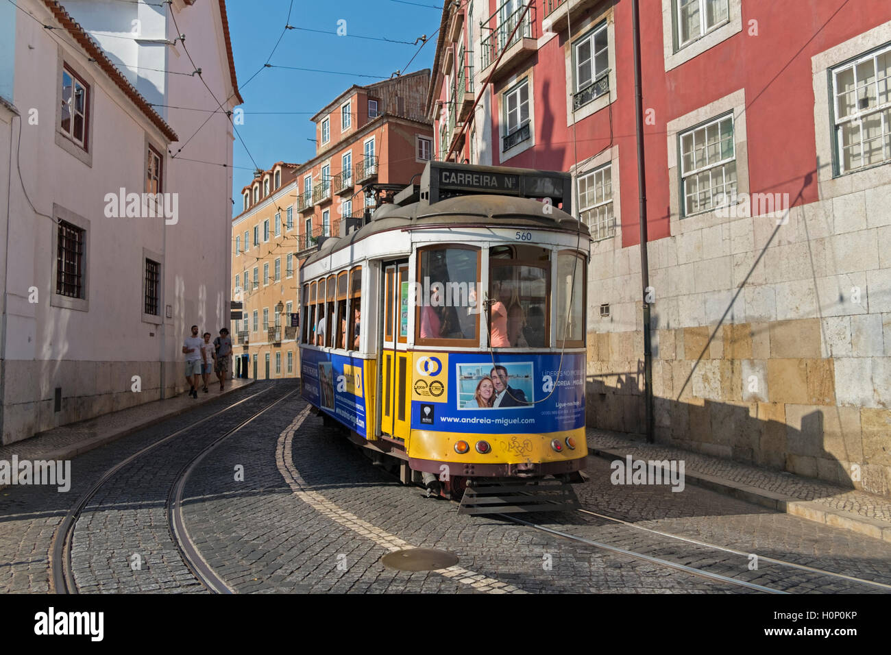 Straßenbahn Nr. 28 Alfama Lissabon Portugal Stockfoto