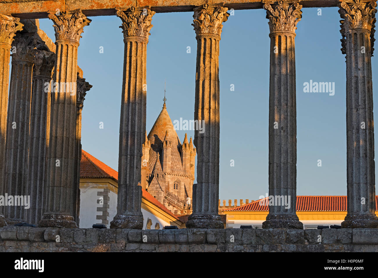 Römische Tempel der Diana und Turm der Kathedrale Evora Alentejo Portugal Stockfoto