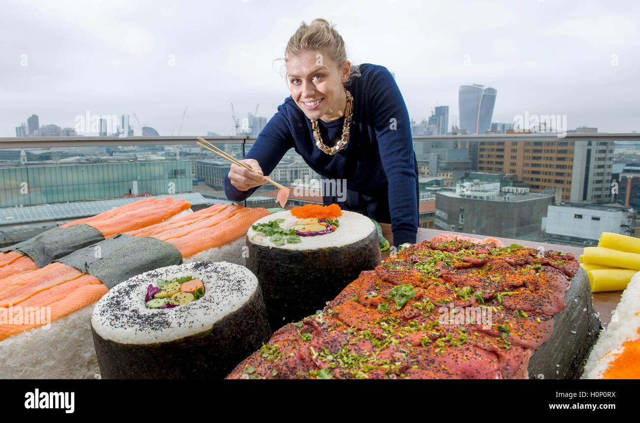 NUR zur redaktionellen Nutzung Hannah Warmington posiert mit der weltweit größten Bento-Box vor der Skyline von London, nachdem es von Groupon den Auftrag erhielt, der Hauptstadt der Liebe Sushi zu feiern. Stockfoto