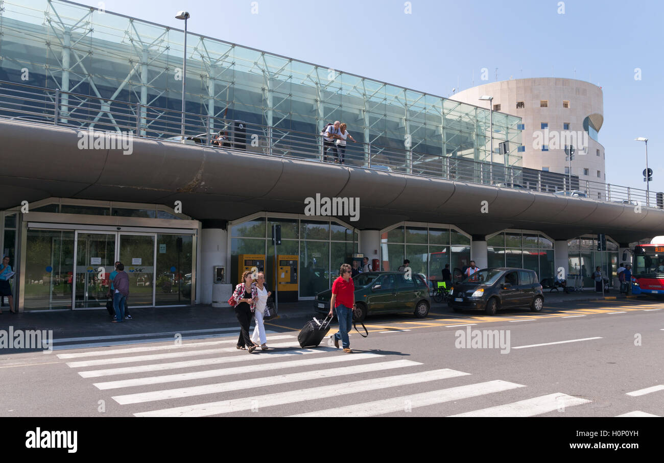 Menschen verlassen Flughafen Catania, Sizilien, Italien, Europa Stockfoto