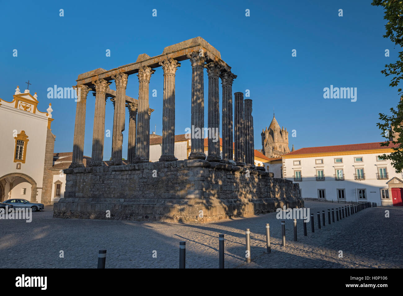 Römische Tempel der Diana und Turm der Kathedrale Evora Alentejo Portugal Stockfoto