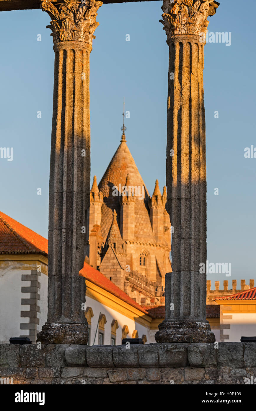 Römische Tempel der Diana und Turm der Kathedrale Evora Alentejo Portugal Stockfoto